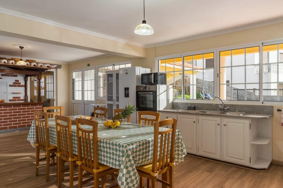 Kitchen or kitchenette, Dining area, oven, stove