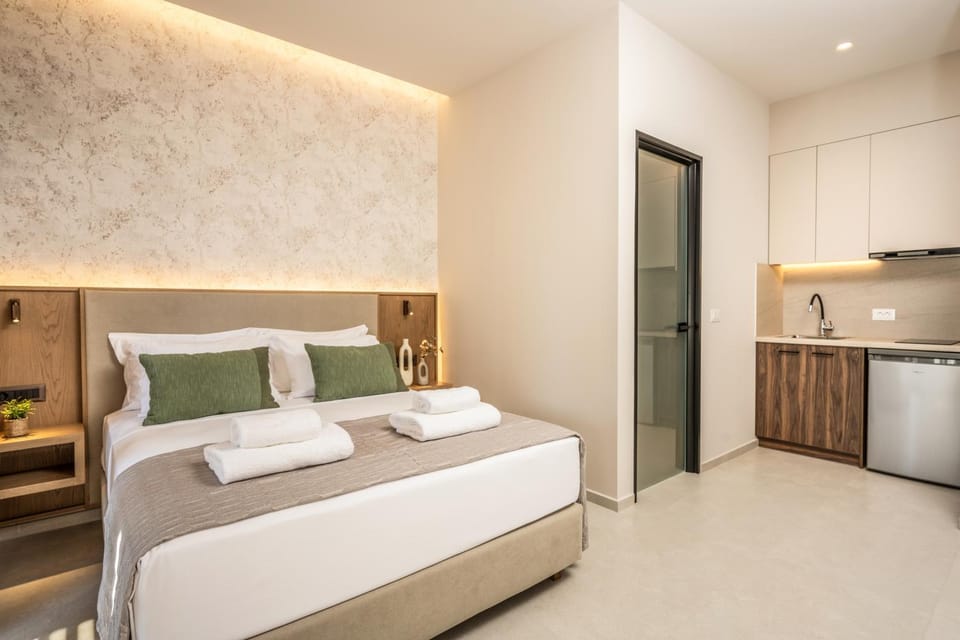 Bed, Kitchen or kitchenette, Photo of the whole room, Bedroom, towels, wardrobe