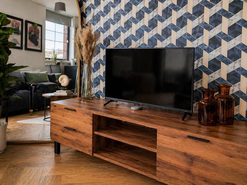 Communal lounge/ TV room, TV and multimedia, Living room, Seating area, Evening entertainment