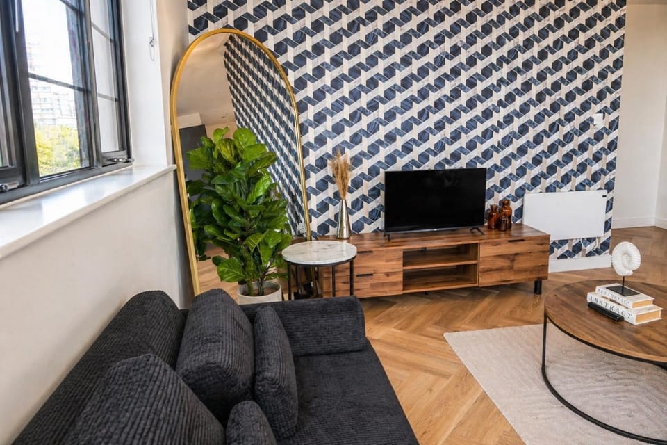 Communal lounge/ TV room, TV and multimedia, Living room, Seating area, Evening entertainment