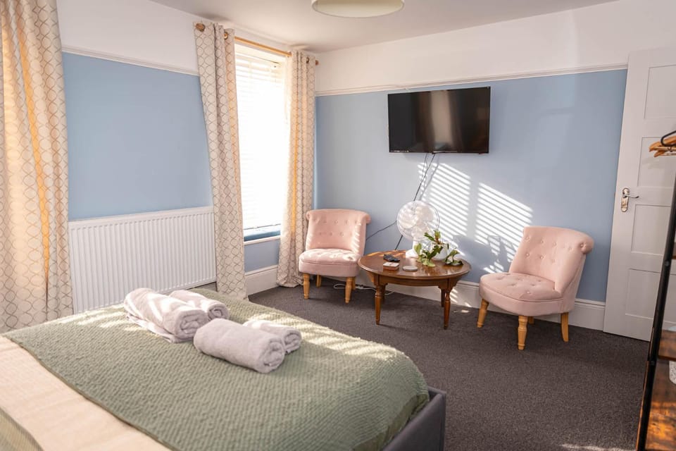 Bed, TV and multimedia, Seating area, Bedroom