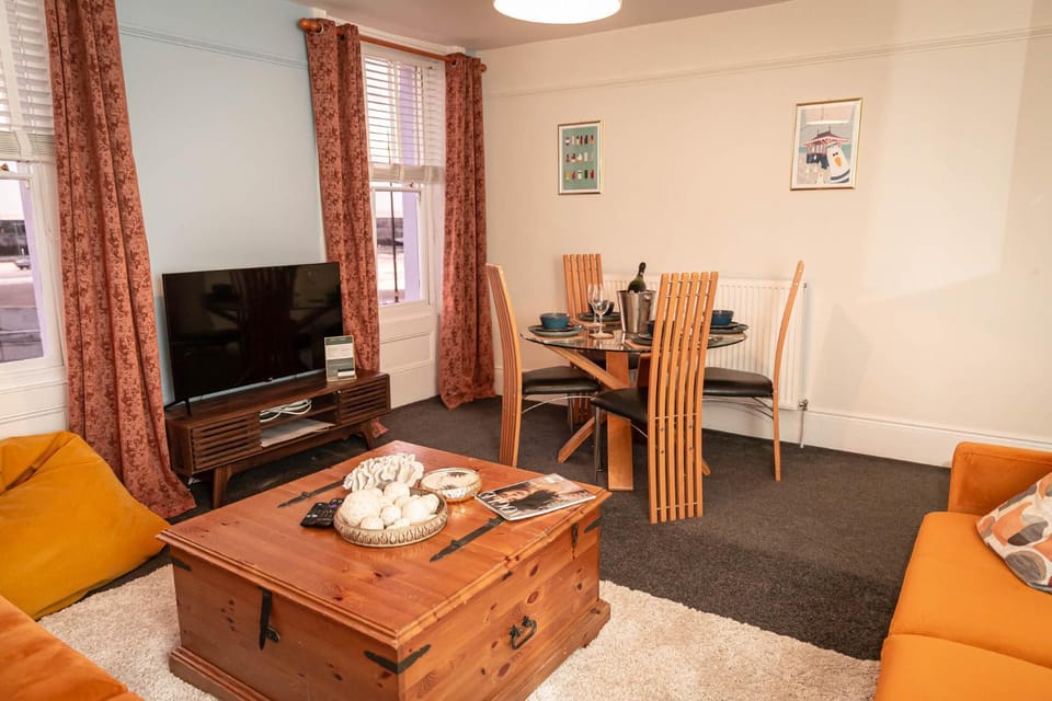 TV and multimedia, Living room, Seating area, Dining area