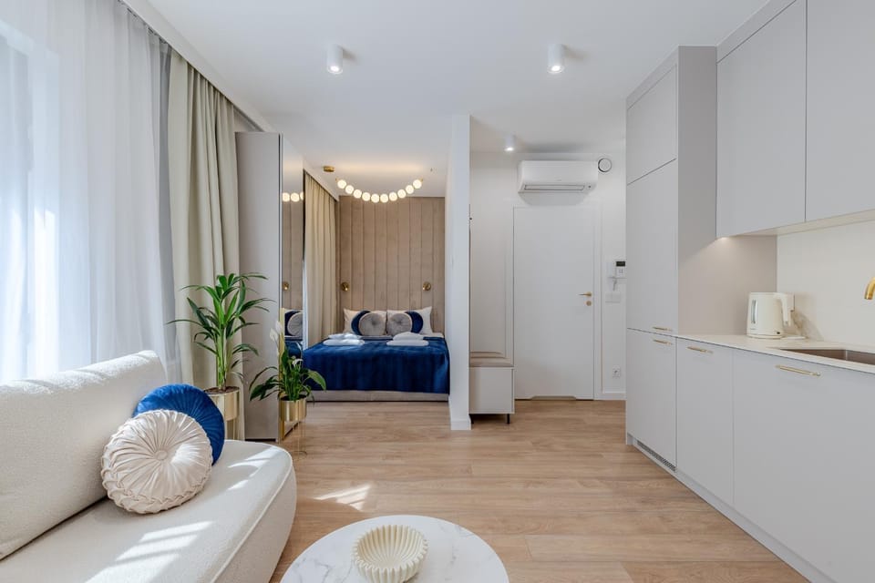 Decorative detail, Bedroom, towels, wardrobe
