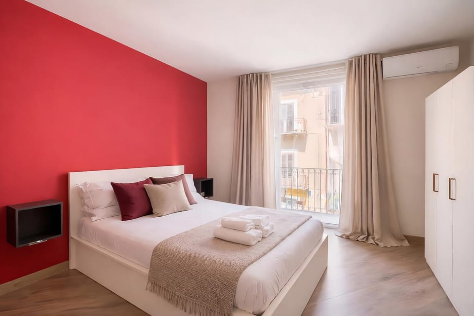 Bed, TV and multimedia, Photo of the whole room, Bedroom, towels, wardrobe
