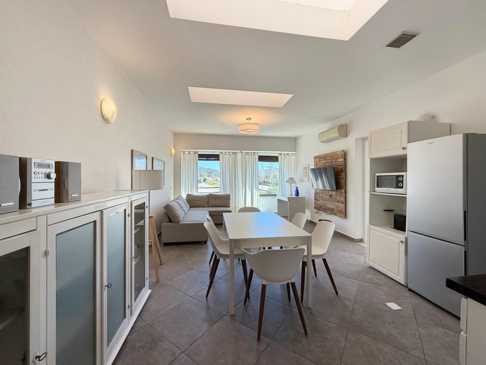 Kitchen or kitchenette, Living room, Seating area, Dining area, stove