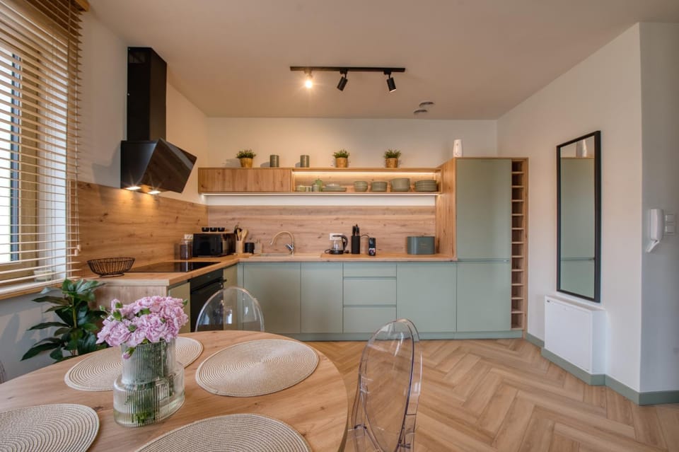 Coffee/tea facilities, Kitchen or kitchenette, Dining area, microwave, minibar, pet friendly, stove, toaster