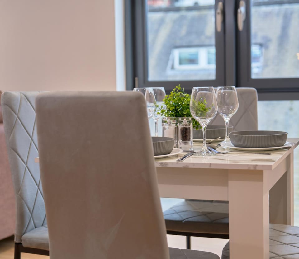 Stylish 2Bed 2Bath Apt, Central Leeds, Sleeps 4 Apartment in Leeds