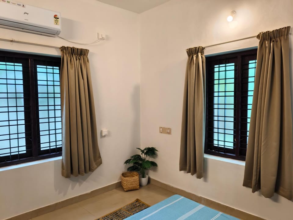 Bed, Photo of the whole room, Bedroom, internet