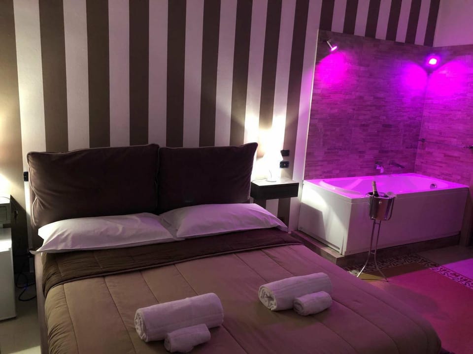 Hot Tub, Bedroom