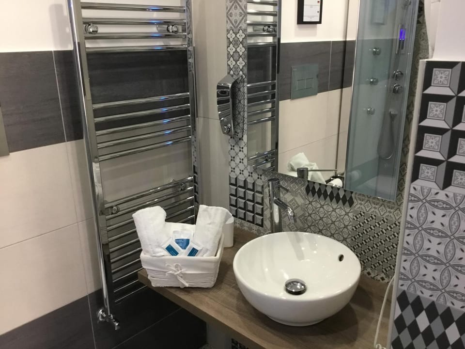 Shower, Toilet, Hot Tub, Bathroom