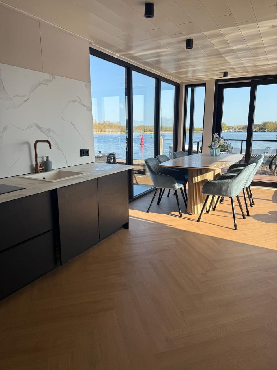 Enjoy life on the water! 3 bed-rooms Docked boat in South Holland (province)
