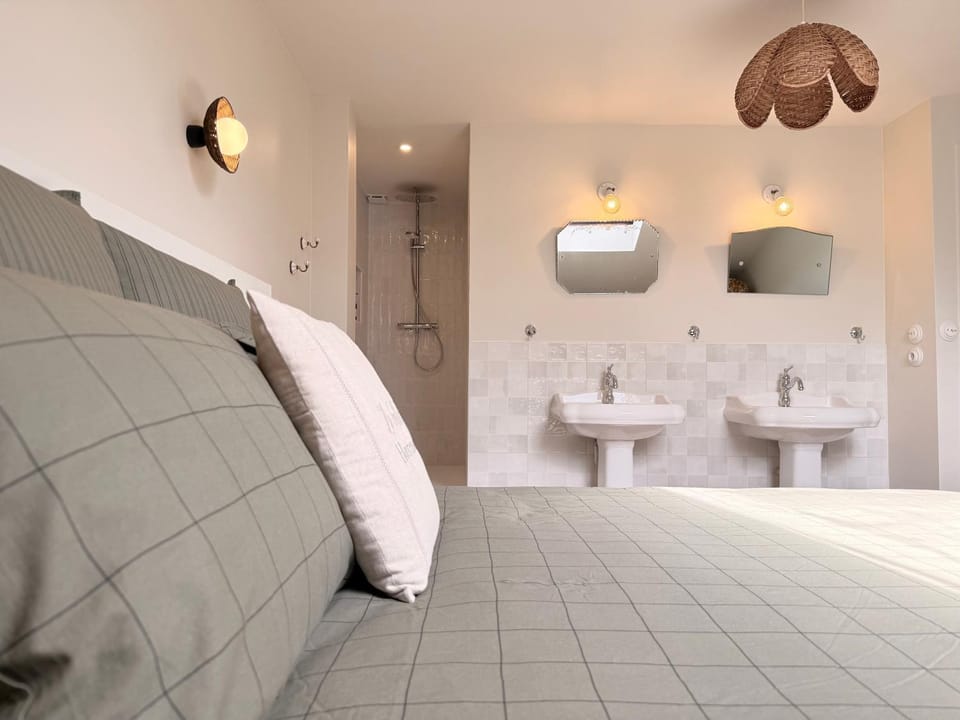 Bed, Bathroom, Photo of the whole room, Bedroom
