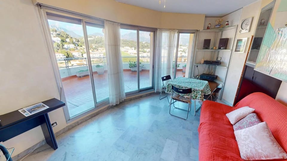 114FDM - Agréable 2P climatisé en dernier étage avec immense terrasse avec parking privé Apartment in Roquebrune-Cap-Martin