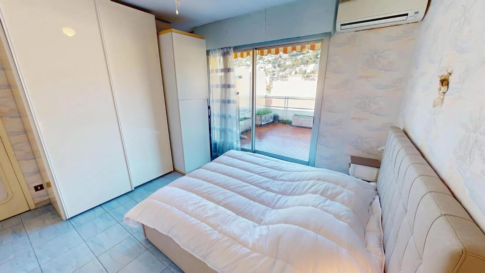 114FDM - Agréable 2P climatisé en dernier étage avec immense terrasse avec parking privé Apartment in Roquebrune-Cap-Martin