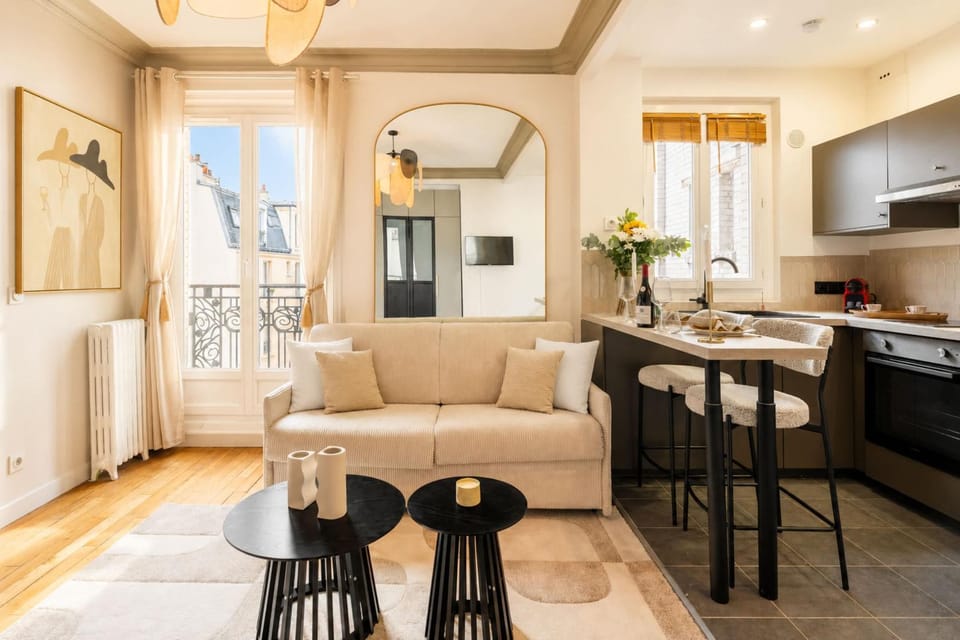 Kitchen or kitchenette, Living room, Seating area, Dining area