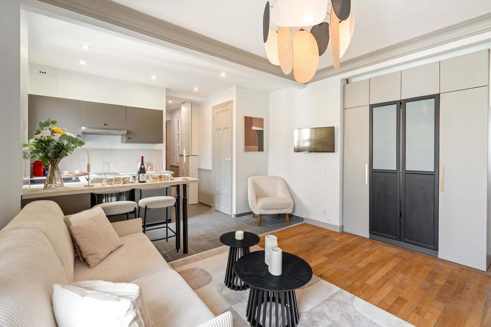Kitchen or kitchenette, Living room, Seating area, Dining area, stove
