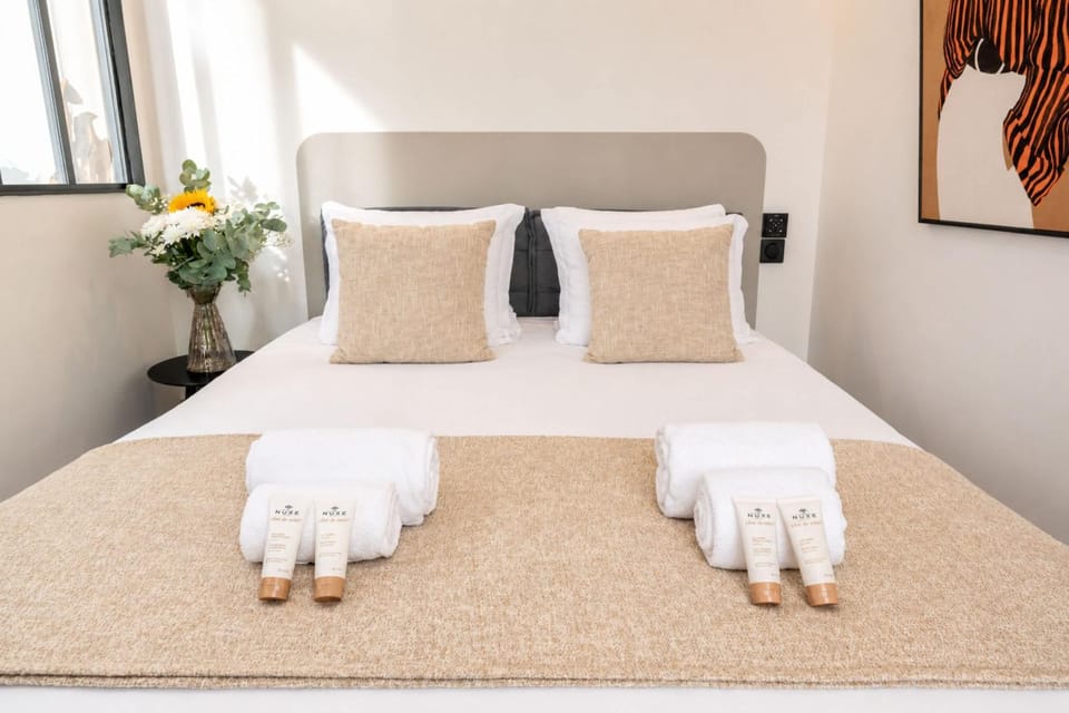 Bed, Photo of the whole room, Bedroom, towels