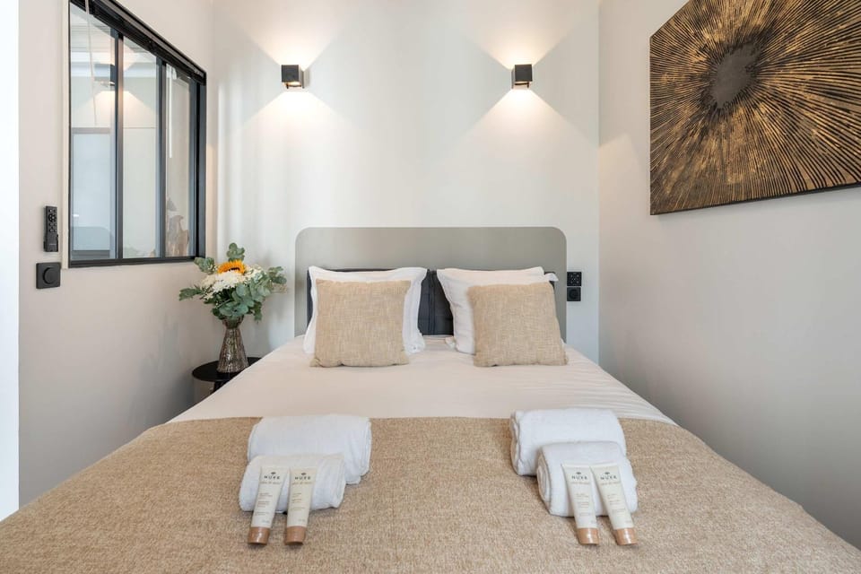 Bed, Photo of the whole room, Bedroom, towels