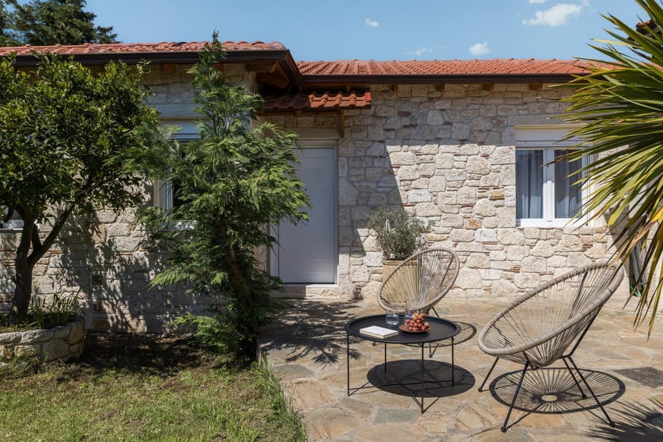 Property building, Patio, Spring, Day, Garden, Garden view