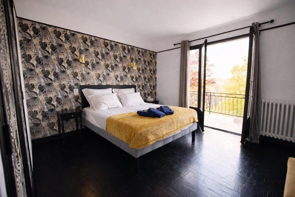 Bed, Photo of the whole room, Bedroom, towels