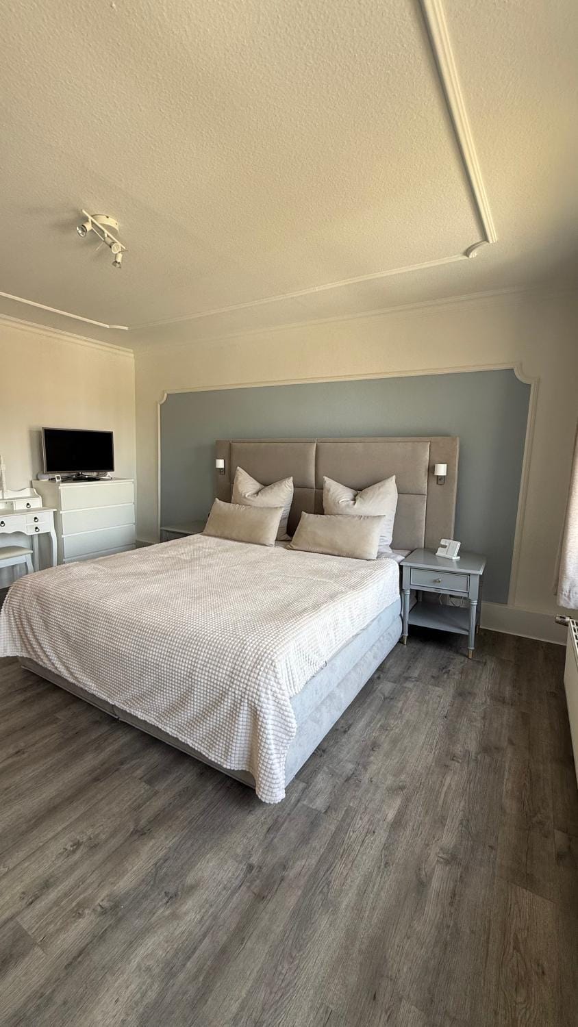Bed, TV and multimedia, Photo of the whole room, Bedroom