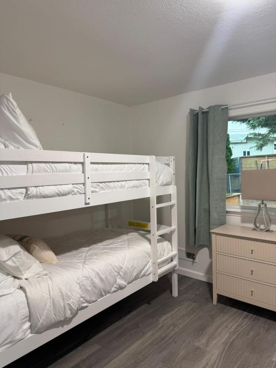 Modern 7-Bedroom Home with Spacious Yard, Pet-Friendly, and King Beds House in Shoreline