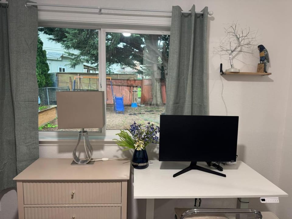 Modern 7-Bedroom Home with Spacious Yard, Pet-Friendly, and King Beds House in Shoreline