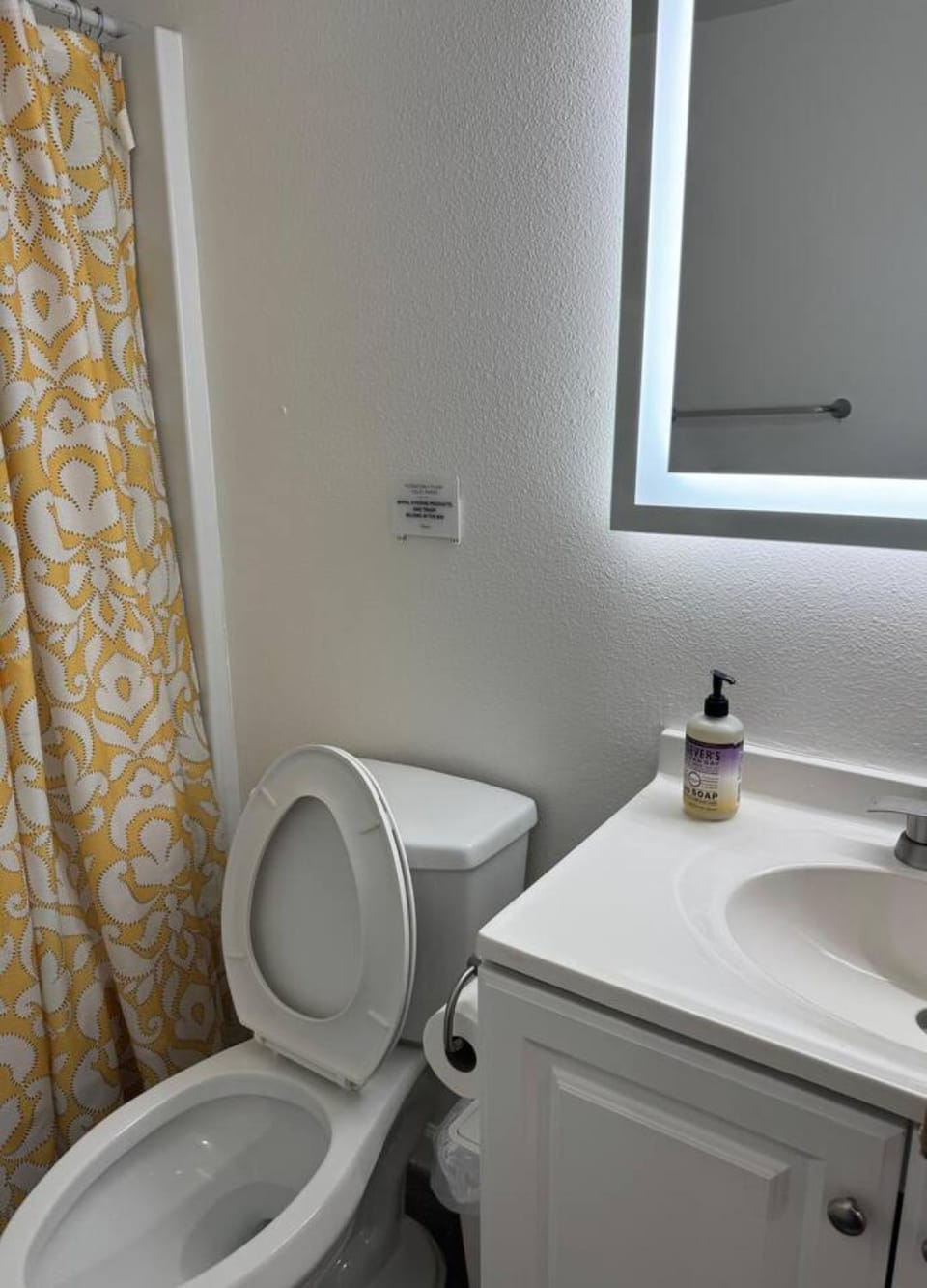 Modern 7-Bedroom Home with Spacious Yard, Pet-Friendly, and King Beds House in Shoreline