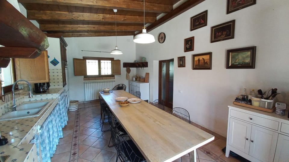 Kitchen or kitchenette, Seating area