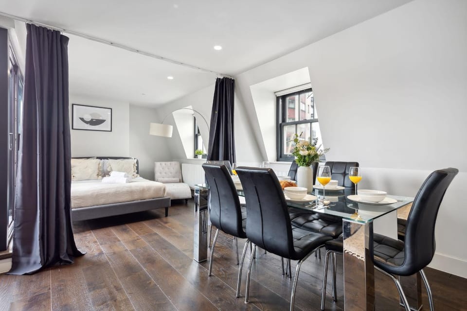Bed, Living room, Seating area, Dining area, Bedroom