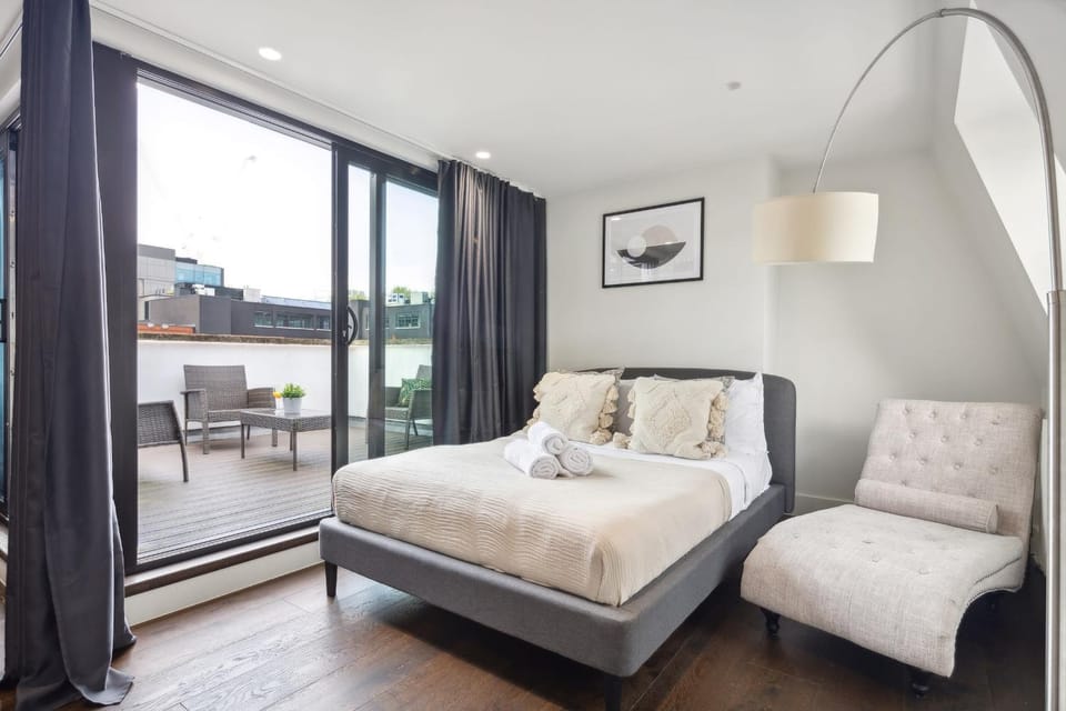 Bed, Living room, Seating area, Bedroom