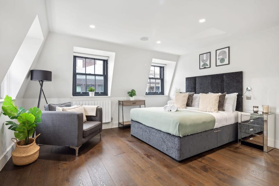Bed, Living room, Photo of the whole room, Seating area, Bedroom