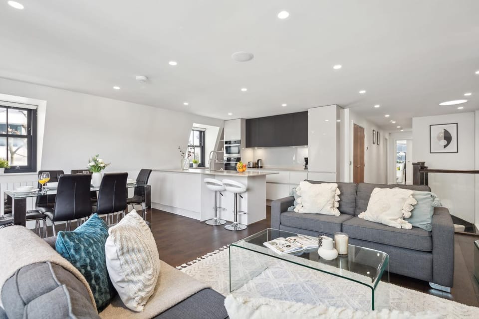 Communal lounge/ TV room, TV and multimedia, Kitchen or kitchenette, Living room, Seating area, Evening entertainment