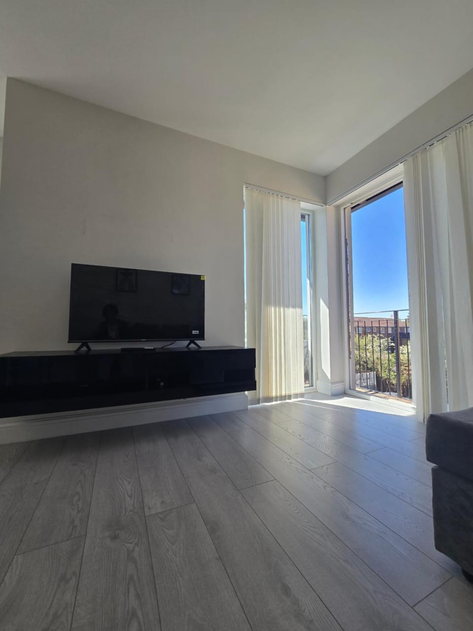 Spacious 2BR with ensuite and AC unit and balcony near Heathrow Apartment in Twickenham