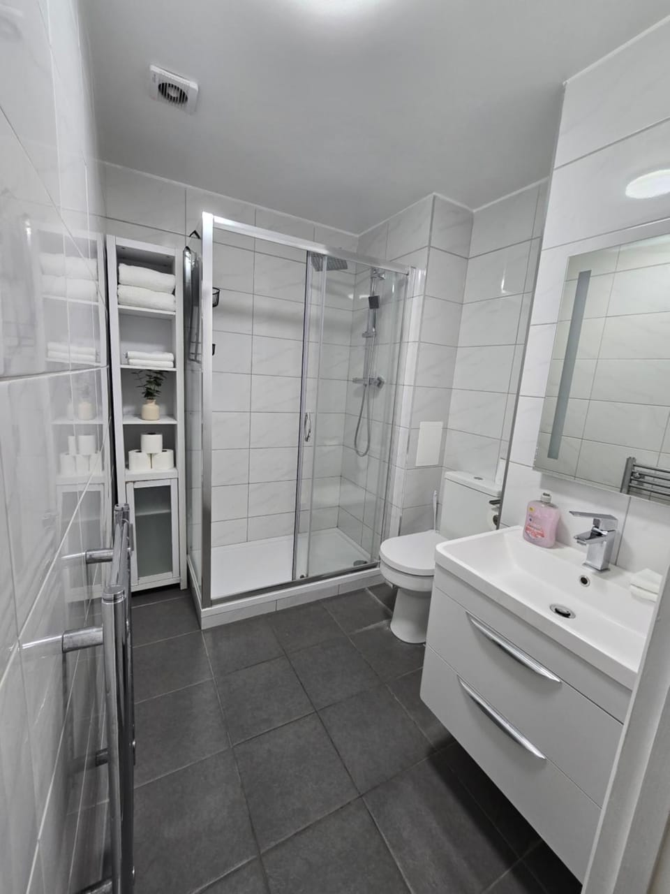 Spacious 2BR with ensuite and balcony near Heathrow Apartment in Twickenham