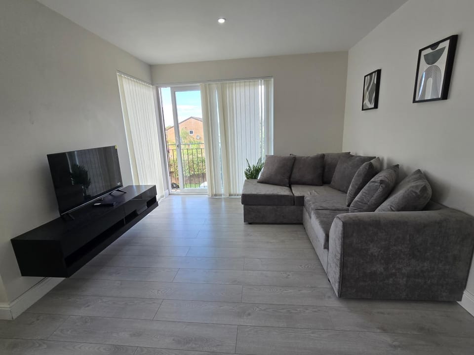 Spacious 2BR with ensuite and balcony near Heathrow Apartment in Twickenham