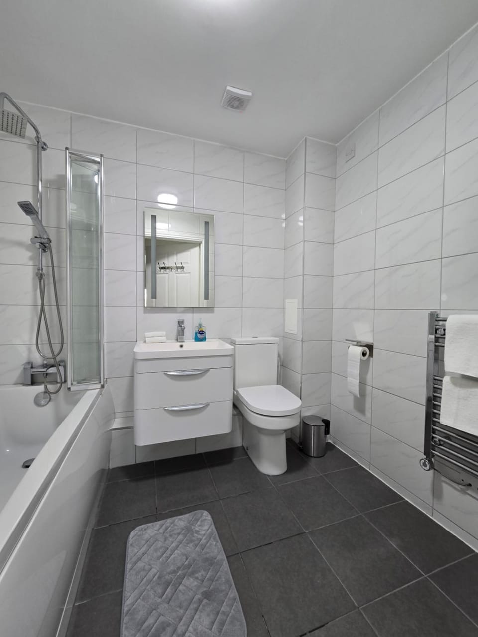 Spacious 2BR with ensuite and balcony near Heathrow Apartment in Twickenham