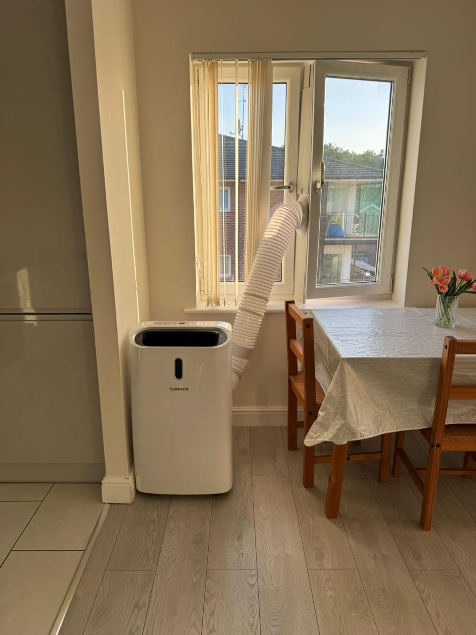 Spacious 2BR with ensuite and AC unit and balcony near Heathrow Apartment in Twickenham