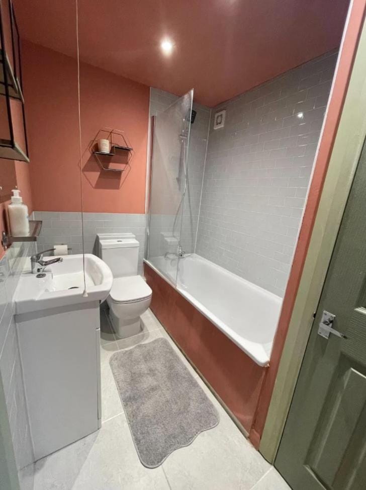 Shower, Toilet, Bathroom, Bath, hair dryier, towels