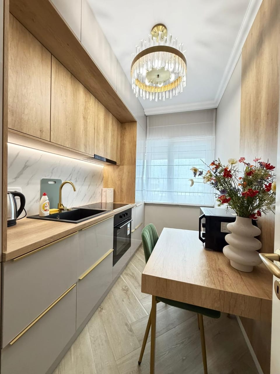 Coffee/tea facilities, microwave, oven, kitchen