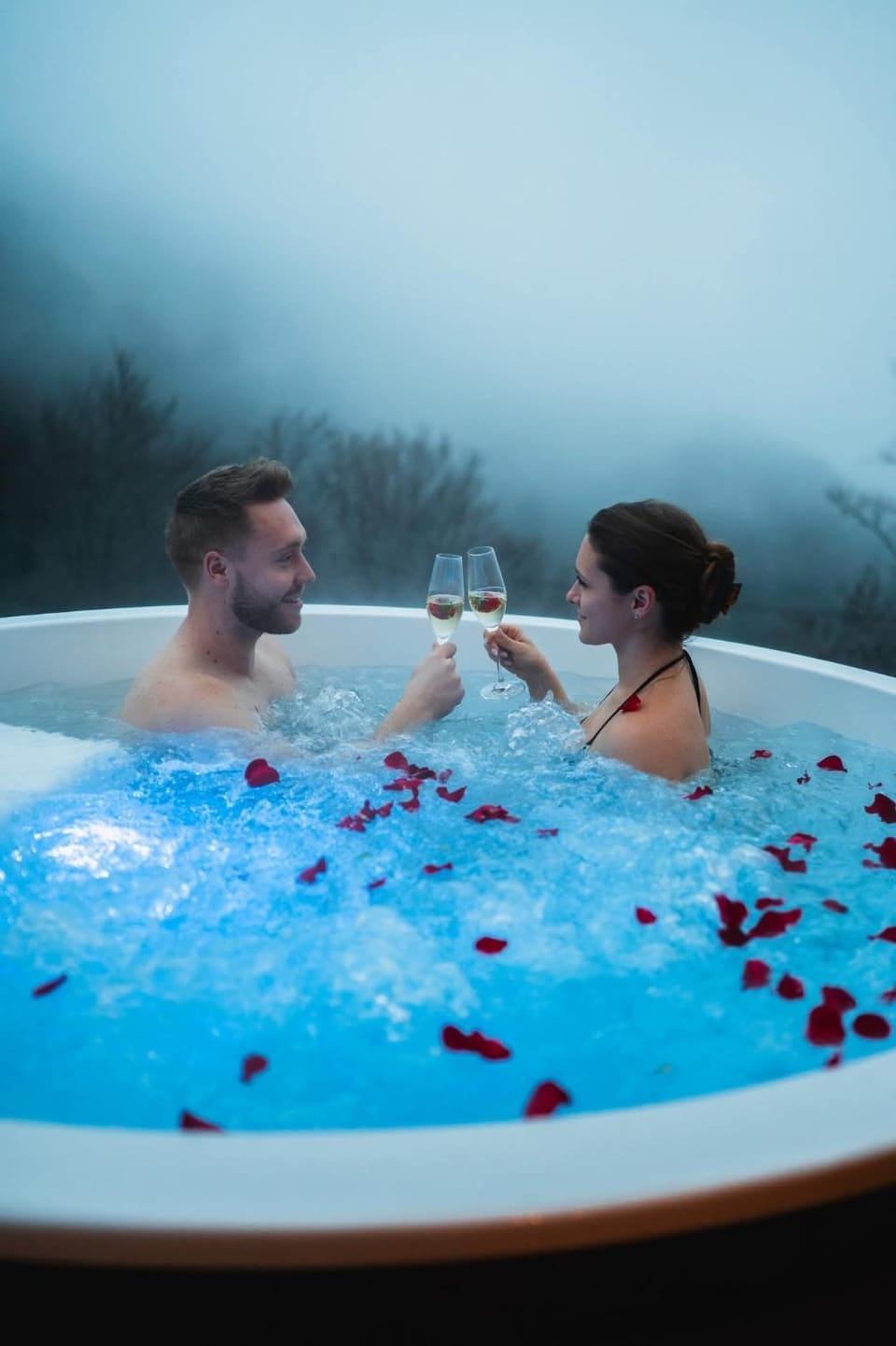 People, Natural landscape, Hot Tub, Hot Tub, Spa and wellness centre/facilities, Guests, group of guests