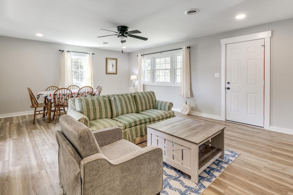 Peek-A-Boo Water Views! Port Haywood Home w/ Yard House in Virginia