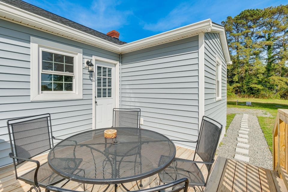 Peek-A-Boo Water Views! Port Haywood Home w/ Yard House in Virginia