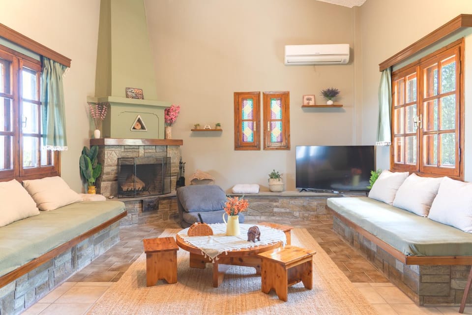 Communal lounge/ TV room, TV and multimedia, Living room, Seating area, air conditioner