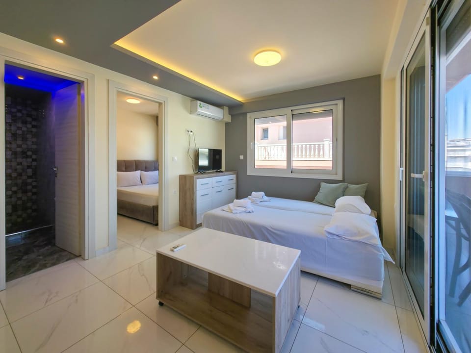 Bed, TV and multimedia, Photo of the whole room