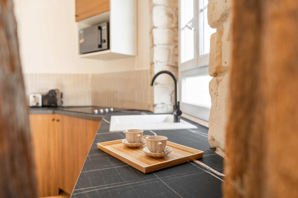 Coffee/tea facilities, Kitchen or kitchenette, stove