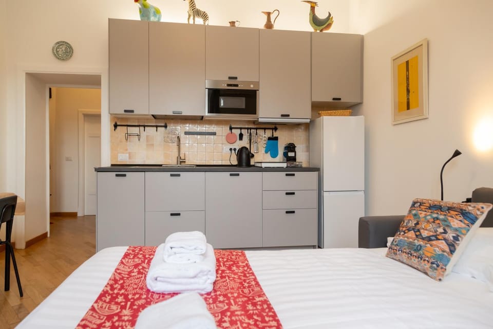 Bed, Kitchen or kitchenette, Living room, Photo of the whole room, Seating area, oven, stove