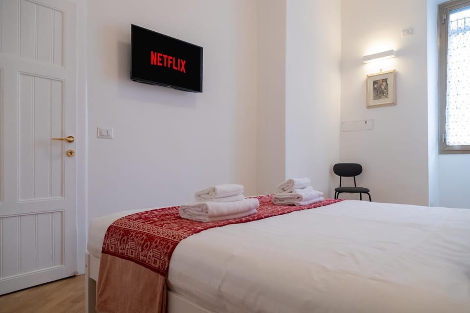 Bed, TV and multimedia, Photo of the whole room, Bedroom, towels