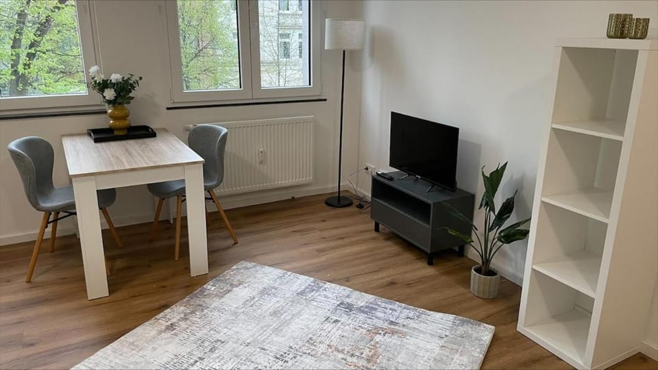 TV and multimedia, Living room, Seating area, Dining area, Evening entertainment