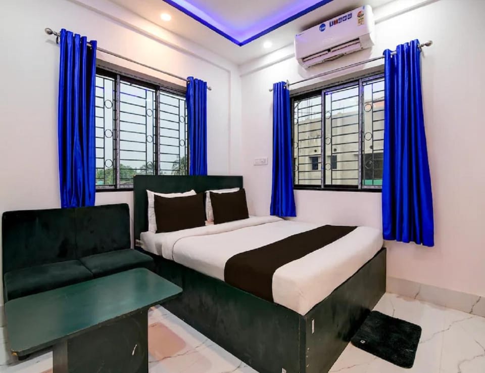 Bed, Living room, Photo of the whole room, Seating area, air conditioner